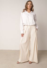 Born2be - Beżowe Spodnie Garniturowe z Szerokimi Nogawkami i Zakładkami w Talii Savara. Okazja: do pracy, na co dzień, na spotkanie biznesowe. Stan: podwyższony. Kolor: beżowy. Styl: elegancki, biznesowy, casual #5