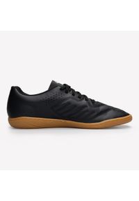 KIPSTA - Buty do piłki nożnej halowej Kipsta Futsal 100. Kolor: czarny, wielokolorowy, beżowy. Materiał: syntetyk, poliester, kauczuk. Sport: piłka nożna