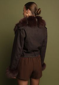 Born2be - Brązowa Ocieplana Kurtka Ramoneska z Futrem przy Kołnierzu i Rękawach Mevesala. Kolor: brązowy. Materiał: futro. Długość: krótkie #4