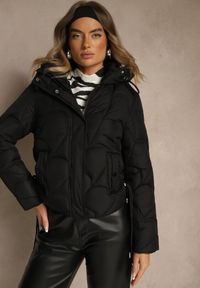 Renee - Czarna Kurtka z Pikowanymi Przeszyciami Kapturem i Aplikacjami po Bokach Oloria. Okazja: na imprezę, na co dzień. Kolor: czarny. Materiał: jeans. Wzór: aplikacja. Styl: casual