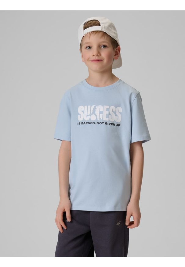 4f - 4F T-shirt regular z nadrukiem chłopięcy - niebieski 140 (9-10 lat). Okazja: na spacer, na co dzień, na uczelnię. Kolor: niebieski. Materiał: dzianina, materiał, dresówka, bawełna, skóra, jeans. Wzór: nadruk. Sezon: lato. Styl: casual, sportowy