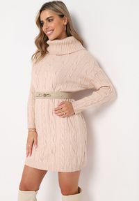 Born2be - Beżowa Sweterkowa Mini Sukienka z Szerokim Golfem i Ściągaczami Patricime. Typ kołnierza: golf. Kolor: beżowy. Długość: mini #5