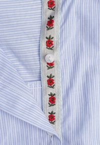 Born2be - Niebieska Bawełniana Koszula ze Stójką z Falbanką i Haftem przy Guzikach Umaria. Okazja: na co dzień, na spotkanie biznesowe, do pracy. Typ kołnierza: kołnierzyk stójkowy. Kolor: niebieski. Materiał: bawełna. Wzór: haft. Styl: casual, biznesowy, elegancki #7