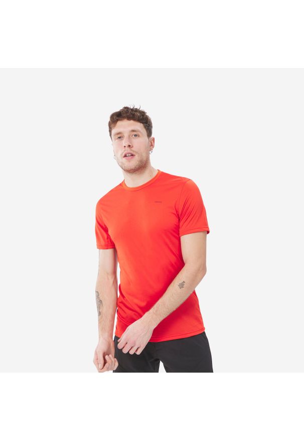 quechua - Koszulka turystyczna męska Quechua MH100. Kolor: czerwony. Materiał: poliamid, materiał, poliester, elastan. Sport: turystyka piesza