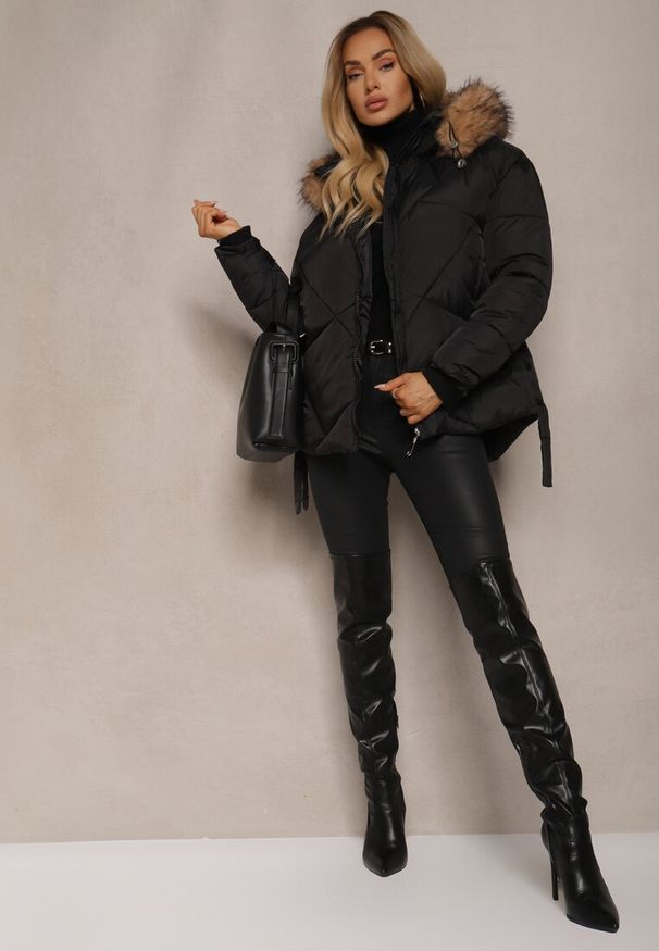 Renee - Czarna Kurtka z Pikowanymi Przeszyciami Kapturem i Rozcięciami na Napy Tintovia. Okazja: na co dzień. Kolor: czarny. Materiał: futro, jeans. Styl: casual, elegancki