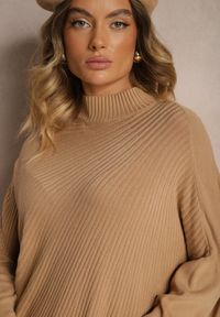 Renee - Ciemnobeżowy Asymetryczny Golf z Wiskozą z Rękawami o Nietoperzowym Kroju Realeen. Okazja: na co dzień. Typ kołnierza: golf. Kolor: beżowy. Materiał: wiskoza. Styl: elegancki, casual #3