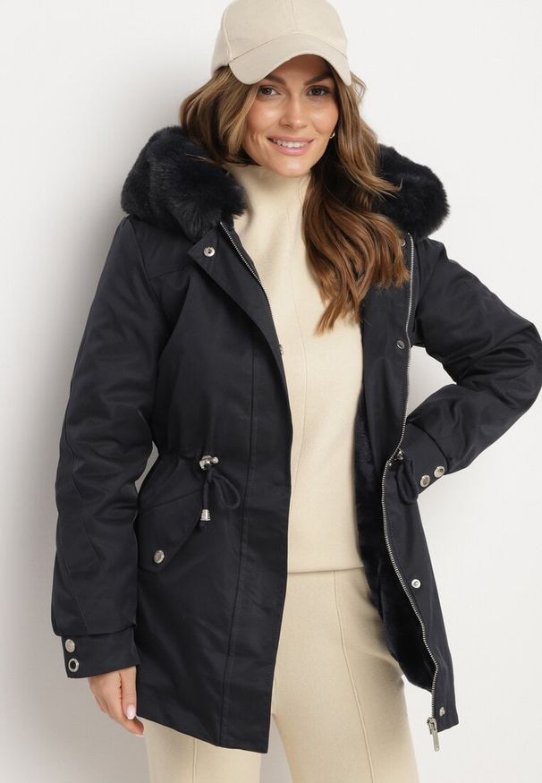Born2be - Granatowa Kurtka Parka z Odpinanym Futerkowym Obszyciem przy Kapturze Inelithrae. Okazja: na co dzień. Typ kołnierza: golf. Kolor: niebieski. Materiał: jeans. Sezon: zima. Styl: elegancki, casual, klasyczny
