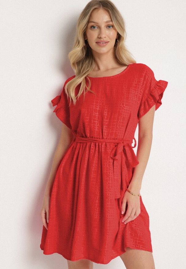 Born2be - Czerwona Sukienka Ozdobiona Falbankami i Paskiem Izulira. Typ kołnierza: kołnierz z falbankami. Kolor: czerwony. Wzór: aplikacja. Styl: elegancki