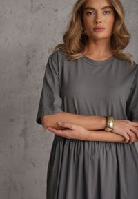 Renee - Szara Bawełniana Sukienka Oversize Rozkloszowana z T-shirtową Górą i Kieszeniami Mirane. Okazja: na co dzień. Kolor: szary. Materiał: bawełna. Długość rękawa: krótki rękaw. Sezon: lato. Typ sukienki: oversize. Styl: street, casual #3