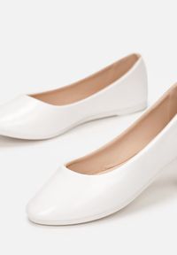 Born2be - Białe Balerinki Phalymes. Nosek buta: okrągły. Kolor: biały. Materiał: lakier. Szerokość cholewki: normalna. Wzór: kwiaty, gładki. Styl: klasyczny, elegancki #3