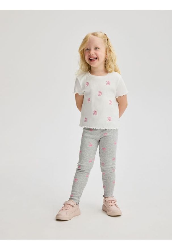 Reserved - Prążkowane legginsy - jasnoszary. Kolor: szary. Materiał: prążkowany