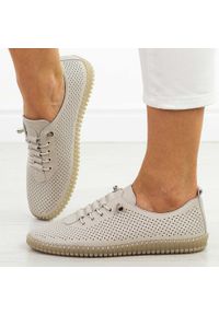 Beżowe skórzane półbuty damskie Filippo Dp6140/26. Okazja: na spacer, na co dzień. Nosek buta: okrągły. Kolor: beżowy. Materiał: skóra. Szerokość cholewki: normalna. Wzór: ażurowy. Sezon: wiosna, jesień, lato. Styl: casual, elegancki, klasyczny #1