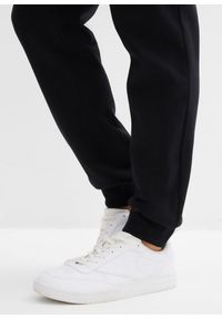 bonprix - Spodnie dresowe z prążkowanym ściągaczem w talii. Kolor: czarny. Materiał: prążkowany, dresówka. Styl: sportowy #2