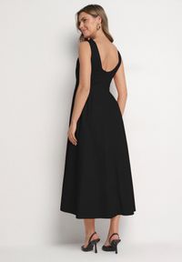 Born2be - Czarna Sukienka Bawełniana o Rozkloszowanym Fasonie z Dekoltem Łódką i Kieszeniami Elenira. Typ kołnierza: dekolt w łódkę. Kolor: czarny. Materiał: bawełna. Typ sukienki: rozkloszowane. Styl: elegancki #7