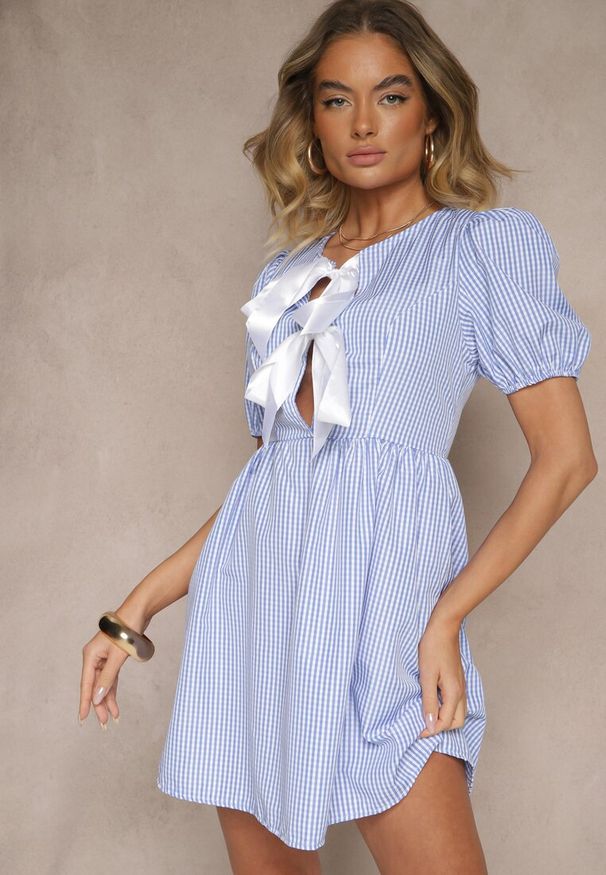 Renee - Jasnoniebieska Retro Sukienka w Kratkę Vichy o Rozkloszowanym Kroju z Wiązaniem Temarea. Okazja: na co dzień. Kolor: niebieski. Materiał: jeans. Wzór: kratka. Typ sukienki: rozkloszowane. Styl: retro
