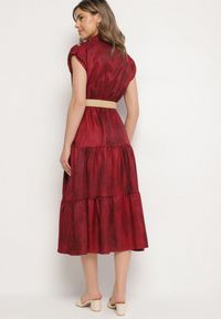 Born2be - Bordowa Sukienka Ozdobiona Plecionym Paskiem i Guzikami Filianea. Okazja: na co dzień. Kolor: czerwony. Materiał: jeans. Wzór: aplikacja. Styl: elegancki, casual