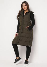 Born2be - Ciemnozielona Długa Kamizelka Bezrękawnik z Klasycznym Pikowaniem i Kapturem Shin. Typ kołnierza: golf. Kolor: zielony. Materiał: dzianina, jeans. Długość rękawa: bez rękawów. Długość: długie. Styl: klasyczny #3