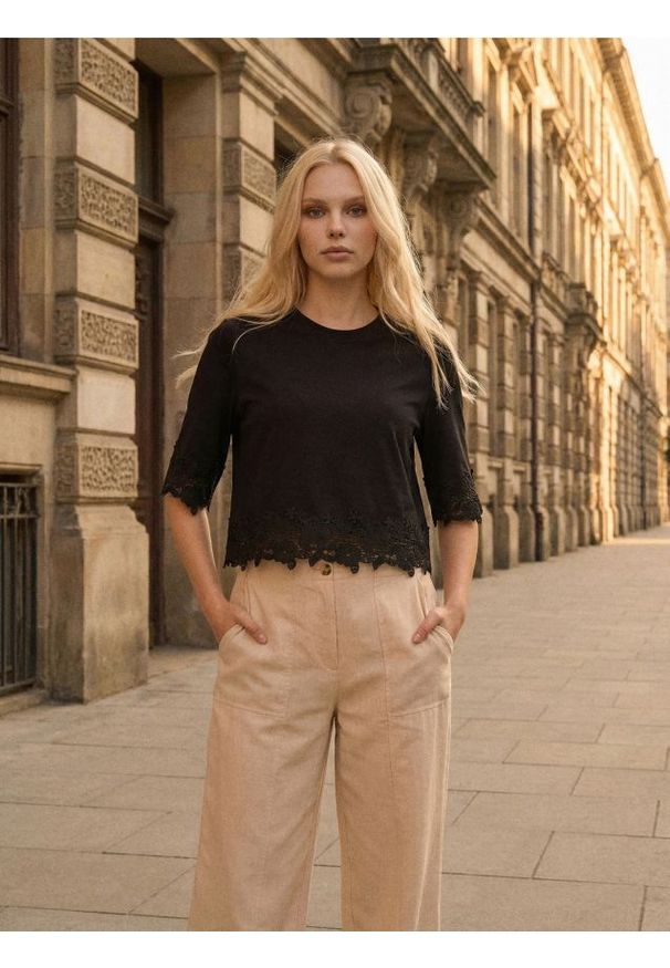 Sinsay - Bawełniana bluzka z koronkową aplikacją - czarny. Kolor: czarny. Materiał: bawełna, koronka. Wzór: aplikacja