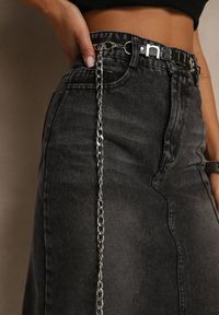 Renee - Czarna Jeansowa Spódnica z Bawełny z Łańcuchem Lilurea. Okazja: na co dzień. Kolor: czarny. Materiał: bawełna, jeans. Styl: klasyczny, elegancki, casual #3
