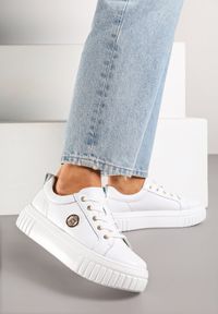 Renee - Białe Sneakersy na Platformie ze Skóry Naturalnej z Metaliczną Ozdobą Dolennea. Okazja: na co dzień. Kolor: biały. Materiał: skóra. Wzór: aplikacja. Obcas: na platformie