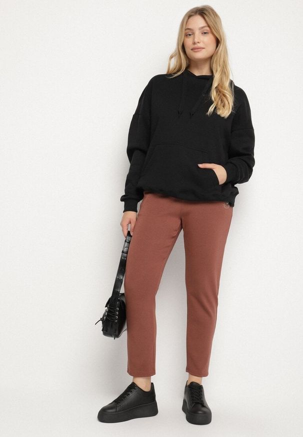 Born2be - Ciemnobrązowe Spodnie Dresowe z Ozdobą z Boku Rialane. Okazja: na co dzień. Kolekcja: plus size. Kolor: brązowy. Materiał: dresówka. Wzór: aplikacja. Styl: elegancki, casual