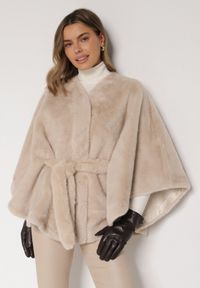Born2be - Beżowe Ponczo z Futerkiem i Wiązanym Paskiem Monalena. Okazja: do pracy, na co dzień, na spotkanie biznesowe. Kolor: beżowy. Materiał: futro. Styl: casual, elegancki, biznesowy #1
