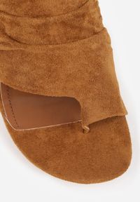 Born2be - Brązowe Klapki Japonki VICES na Kaczuszce z Paskiem na Palec i Marszczeniem Orylle. Okazja: na co dzień, na spacer. Kolor: brązowy. Materiał: satyna. Sezon: lato. Obcas: na szpilce. Styl: casual, klasyczny, elegancki #9