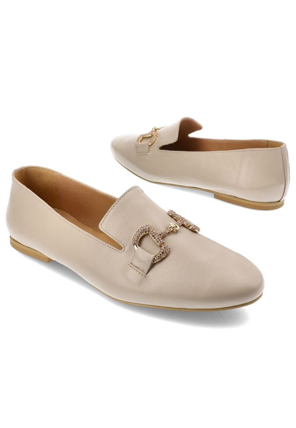 Beżowe Półbuty Karino Modne Obuwie Damskie Na Płaskim Obcasie. Okazja: na co dzień. Zapięcie: klamry. Kolor: beżowy. Materiał: skóra. Wzór: aplikacja. Obcas: na obcasie. Styl: klasyczny, casual. Wysokość obcasa: niski