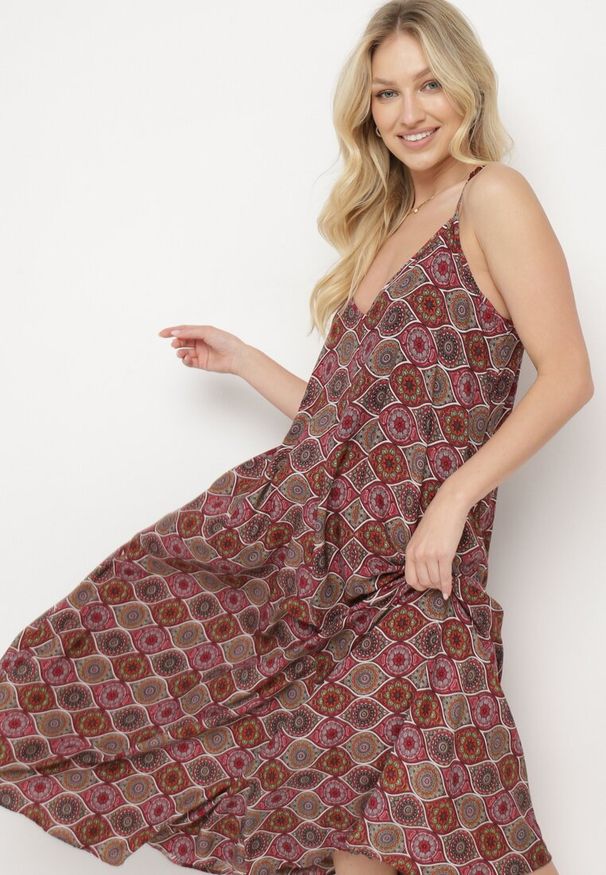 Born2be - Czerwona Wiskozowa Sukienka na Cienkich Ramiączkach z Trójkątnym Dekoltem Nannestra. Okazja: na co dzień. Kolor: czerwony. Materiał: wiskoza. Długość rękawa: na ramiączkach. Sezon: lato. Styl: casual