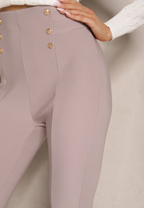 Renee - Jasnobeżowe Legginsy Bawełniane High Waist Ozdobione Guzikami Liorvia. Stan: podwyższony. Kolor: beżowy. Materiał: bawełna. Wzór: aplikacja