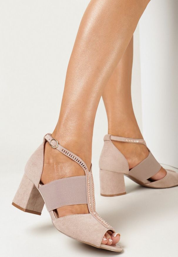 Born2be - Beżowe Sandały Peep Toe z Imitacji Zamszu Zdobione Cyrkoniami Weslie. Nosek buta: otwarty. Kolor: beżowy. Materiał: zamsz. Wzór: aplikacja