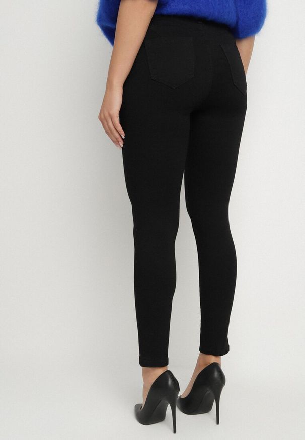 Born2be - Czarne Spodnie o Kroju Skinny z Regularnym Stanem Mendria. Okazja: na co dzień. Kolor: czarny. Styl: klasyczny, casual, elegancki
