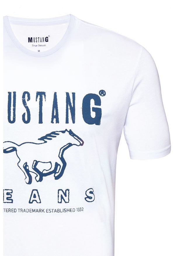 Mustang - MUSTANG T SHIRT BASIC PRINT TEE GENERAL WHITE 1008372 2045. Typ kołnierza: kaptur. Materiał: bawełna, jeans, skóra, dzianina. Długość rękawa: krótki rękaw. Długość: krótkie. Wzór: nadruk. Sezon: jesień, lato, zima. Styl: sportowy, klasyczny