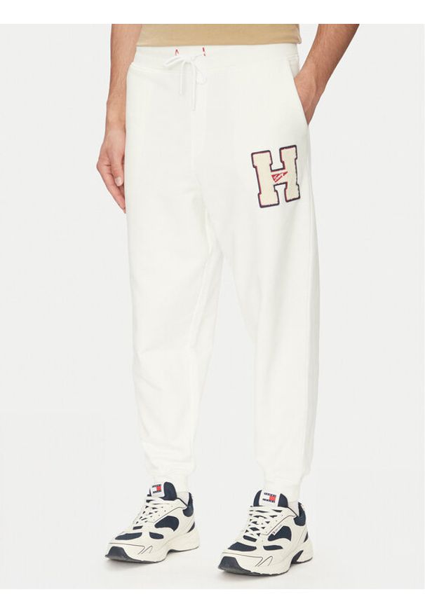 Tommy Jeans Spodnie dresowe Towel Patch DM0DM21277 Écru Regular Fit. Materiał: bawełna