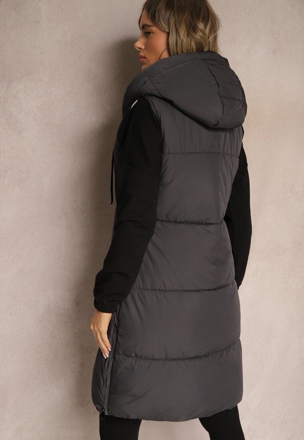 Renee - Ciemnoszara Kamizelka Pikowana Wykończona Kapturem i Sznurkami Quinaria. Okazja: na co dzień. Kolor: szary. Materiał: jeans. Styl: sportowy, elegancki, casual