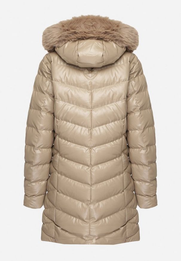 Born2be - Beżowa Długa Pikowana Kurtka z Odpinanym Futerkiem i Sznurkami Rinnarae. Okazja: na co dzień, na spacer. Typ kołnierza: kaptur. Kolor: beżowy. Materiał: futro. Długość: długie. Styl: casual, elegancki