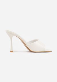 Renee - Białe Klapki na Szpilce Ozdobione Kwadratowym Noskiem Eudanassa. Okazja: na co dzień. Kolor: biały. Materiał: jeans. Wzór: aplikacja. Sezon: lato. Obcas: na szpilce. Styl: casual #7