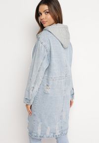 Born2be - Jasnoniebieska Bawełniana Kurtka Jeansowa o Wydłużonym Fasonie z Troczkiem w Pasie i Przetarciami Elenai. Okazja: na co dzień. Kolor: niebieski. Materiał: bawełna, jeans. Długość: długie. Styl: casual, vintage, elegancki #5