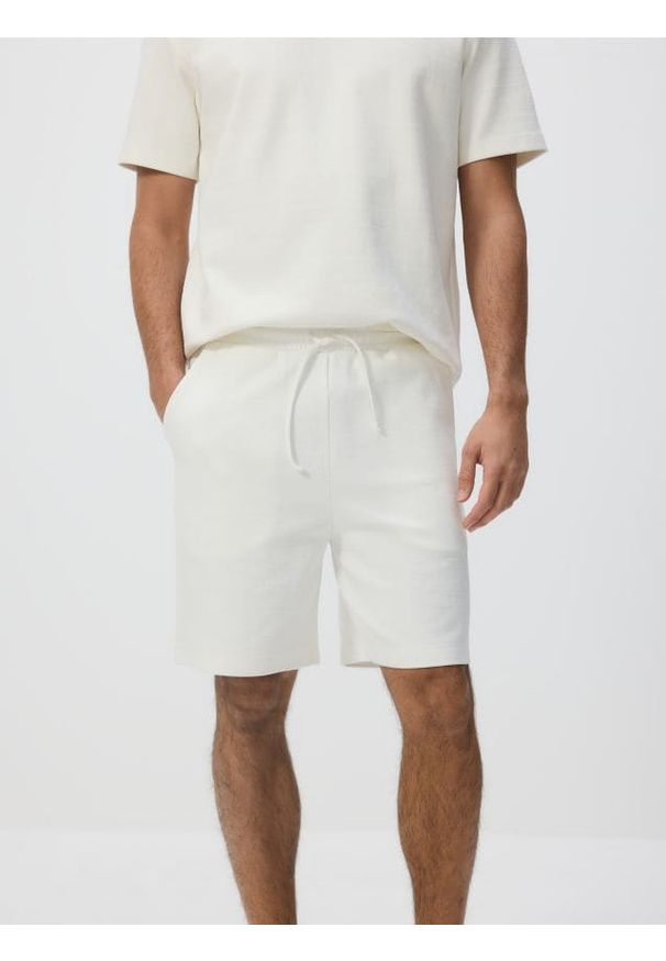 Reserved - Szorty regular fit - złamana biel. Materiał: bawełna, dzianina