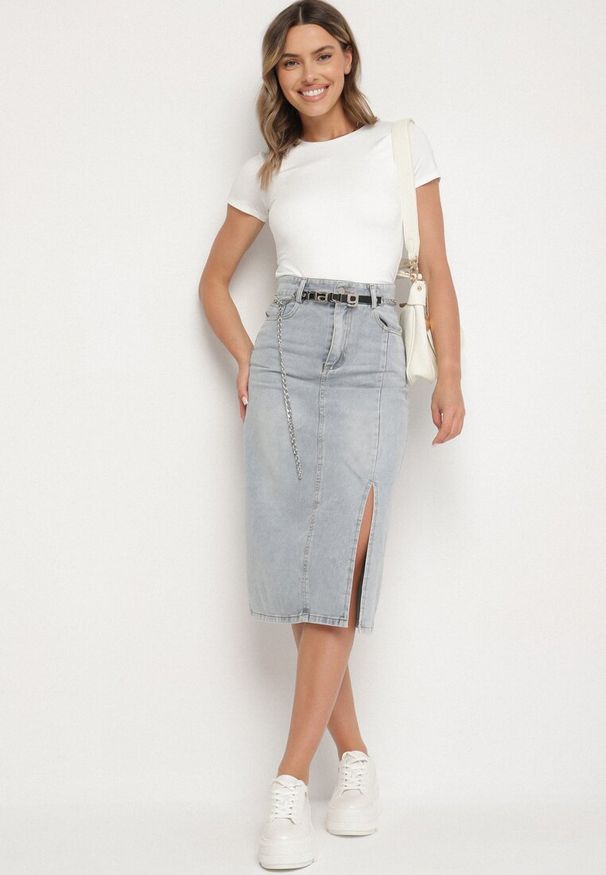 Born2be - Jasnoniebieska Bawełniana Spódnica Jeansowa Ozdobiona Łańcuchem Lilisela. Okazja: na co dzień. Kolor: niebieski. Materiał: jeans, bawełna. Wzór: aplikacja. Styl: elegancki, casual, klasyczny