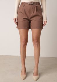 Born2be - Brązowe Szorty Typu Bermudy z Paskiem i Prostokątną Klamrą Tinalora. Okazja: na co dzień. Kolor: brązowy. Sezon: lato. Styl: casual, elegancki #7