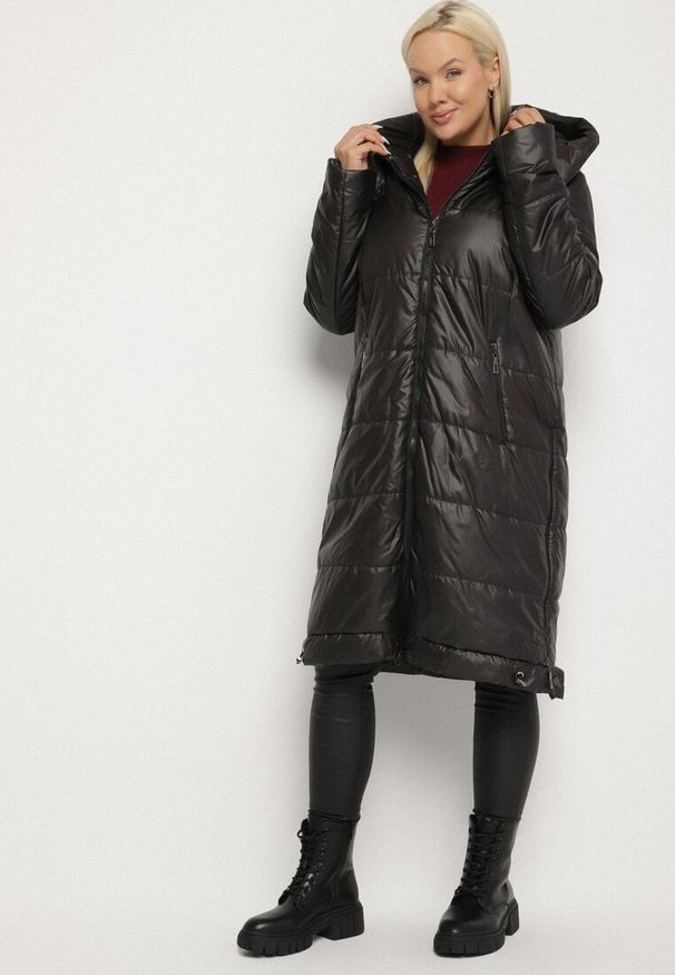 Born2be - Czarna Przejściowa Kurtka Pikowana z Kapturem i Suwakami po Bokach Fesunela. Okazja: na co dzień. Typ kołnierza: kaptur. Kolekcja: plus size. Kolor: czarny. Materiał: jeans. Sezon: jesień. Styl: klasyczny, casual