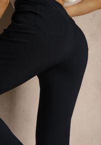 Renee - Granatowe Spodnie z Wiskozą High Waist i Ozdobnymi Napami Redaira. Okazja: na co dzień. Stan: podwyższony. Kolor: niebieski. Materiał: wiskoza. Wzór: aplikacja. Styl: sportowy, elegancki, casual #3