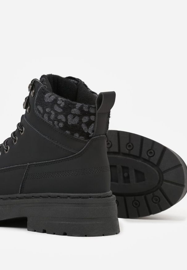 Born2be - Czarne Trapery Zdobione Wzorzystymi Wstawkami Vetiane. Okazja: na co dzień. Zapięcie: pasek. Kolor: czarny. Materiał: puch, jeans. Szerokość cholewki: normalna. Wzór: aplikacja. Styl: elegancki, casual