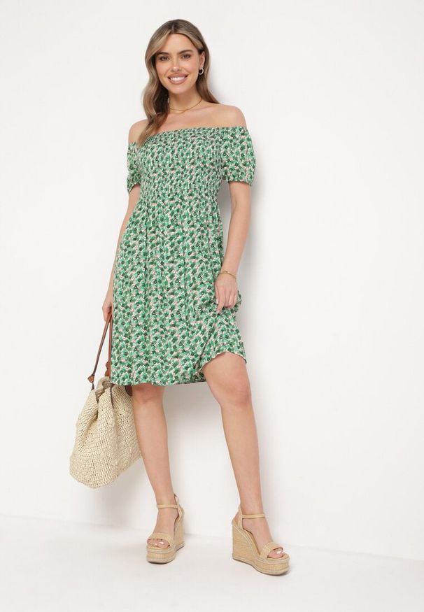 Born2be - Zielona Wiskozowa Sukienka Hiszpanka z Gumkami w Pasie Valdina. Okazja: na co dzień. Typ kołnierza: dekolt hiszpanka. Kolor: zielony. Materiał: wiskoza. Długość rękawa: krótki rękaw. Sezon: lato. Styl: wakacyjny, casual