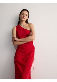 Reserved - Sukienka na jedno ramię z wiskozą - czerwony. Kolor: czerwony. Materiał: wiskoza. Typ sukienki: dopasowane