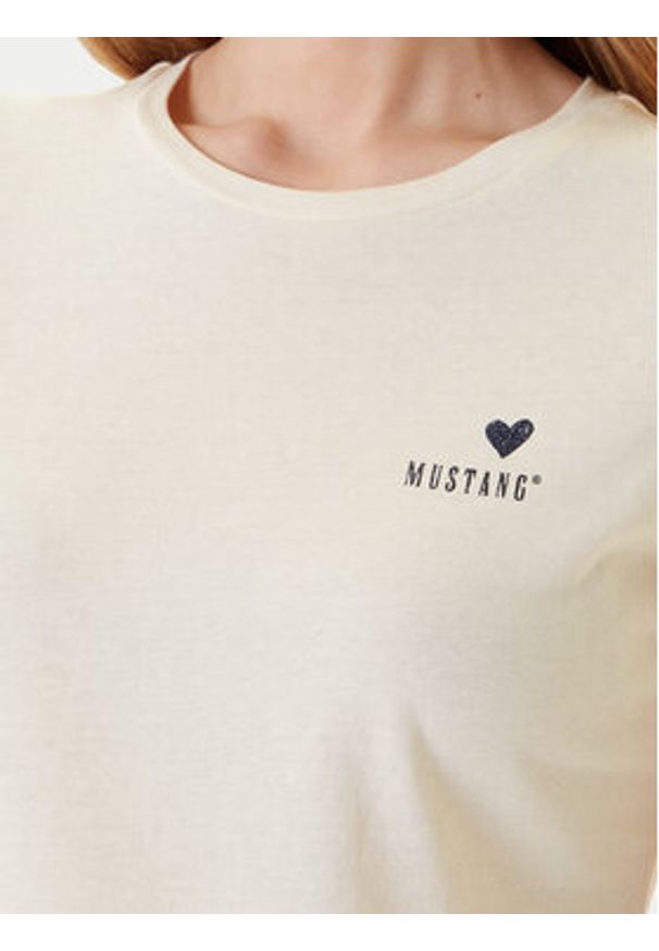 Mustang T-Shirt Loa 1016509 Écru Slim Fit. Kolor: kremowy. Materiał: bawełna