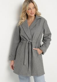 Born2be - Ciemnoszary Płaszcz o Szlafrokowym Kroju z Marszczeniem w Talii i Wiązanym Paskiem Sartissa. Okazja: na co dzień. Kolor: szary. Materiał: jeans. Długość rękawa: długi rękaw. Długość: długie. Styl: casual, elegancki, klasyczny #1