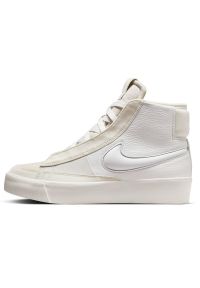 Buty Nike Blazer Mid Victory W DR2948 100 białe. Okazja: na co dzień. Zapięcie: sznurówki. Kolor: biały. Materiał: syntetyk, skóra, guma #1