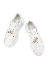 Sneakersy damskie Armodo, skóra naturalna sznurowana z ozdobną metalową ważką na sznurowadłach i grupę płaskiej podeszwie, białe, 1833-466. Kolor: biały. Materiał: skóra #7